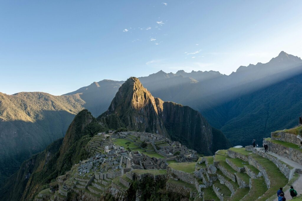 Machu Picchu vista panorámica con rayos de sol durante Tour Machu Picchu full day desde Cusco