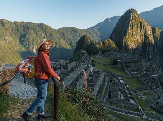 Turista observando la ciudadela de Machu Picchu desde el mirador panorámico