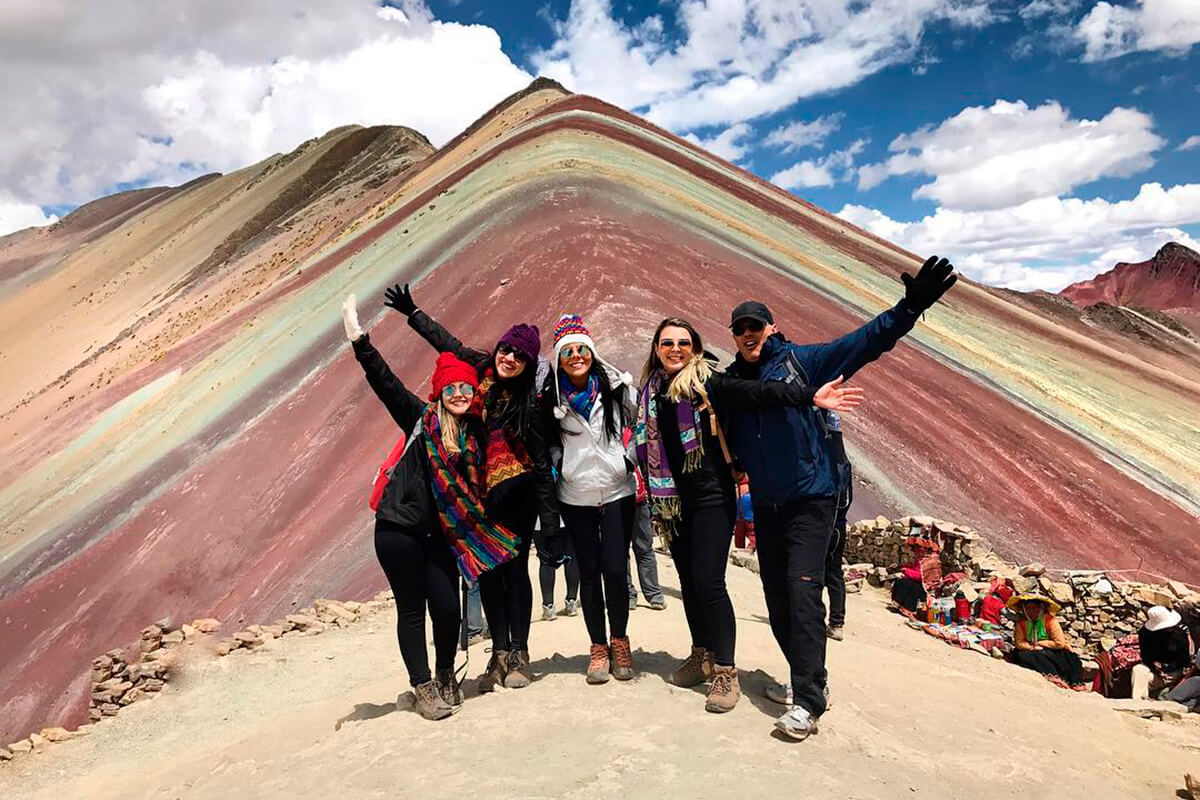 Tour Montaña de 7 Colores desde Cusco turistas en Vinicunca Perú