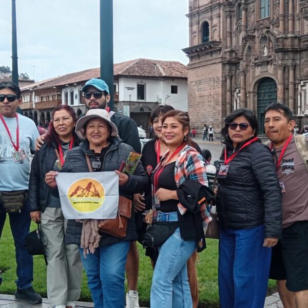 Grupo de viajeros en Plaza de Armas de Cusco durante city tour guiado