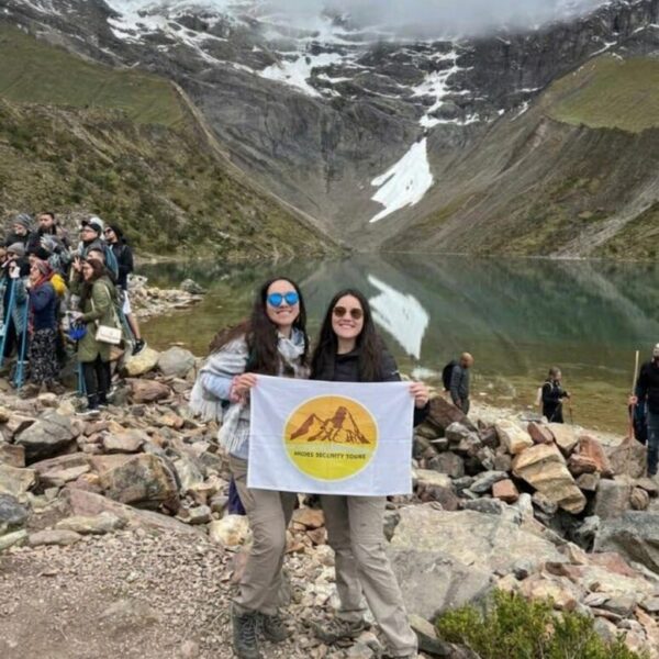 Viajeras en tour Laguna Humantay full day desde Cusco con banderola de Berta Tours Cusco