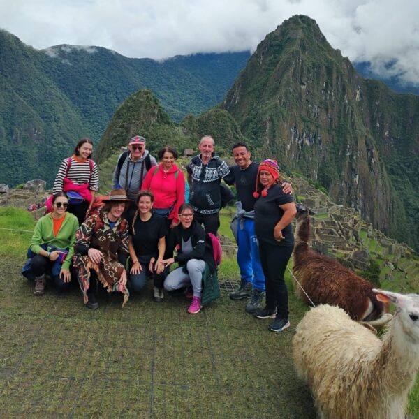 Grupo de turistas en Machu Picchu durante tour full day desde Cusco