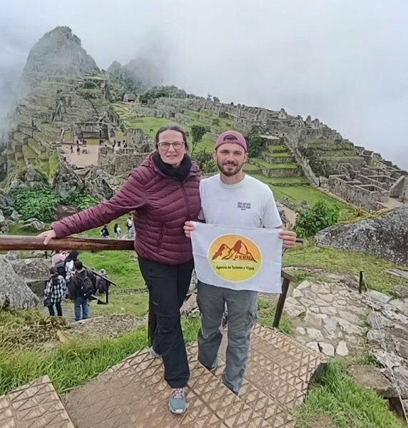 Pareja de turistas en Machu Picchu durante tour guiado desde Cusco
