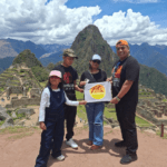 Familia disfrutando Machu Picchu en tour full day desde Cusco Perú