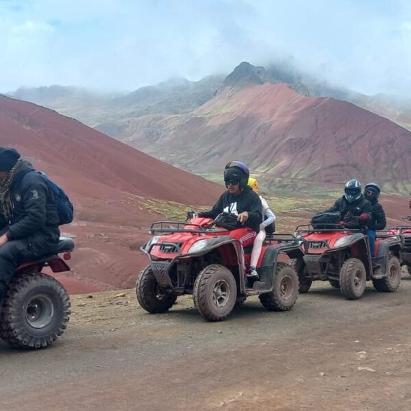 Tour en cuatrimotos a la Montaña de 7 Colores en Cusco con grupo de turistas