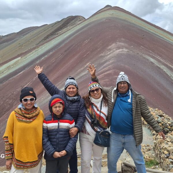 Familia peruana en la cima de la Montaña de 7 Colores en Cusco