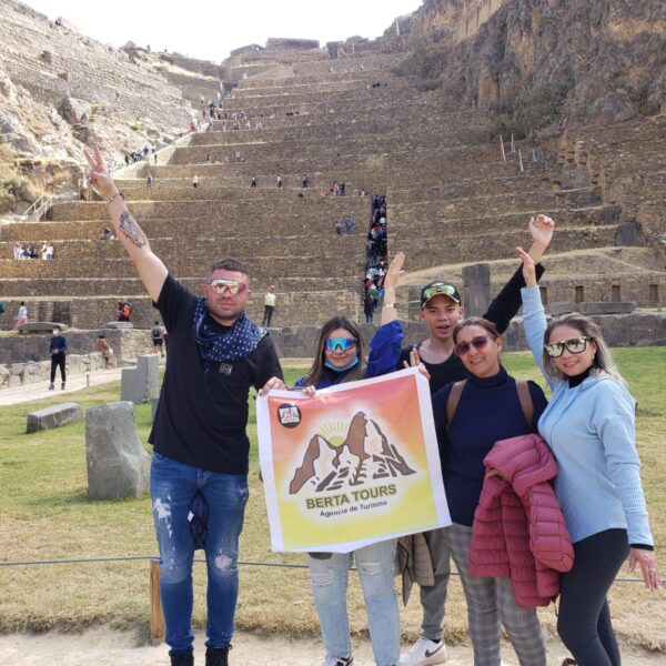 Tour Valle Sagrado -pasajeros felices manos arriba