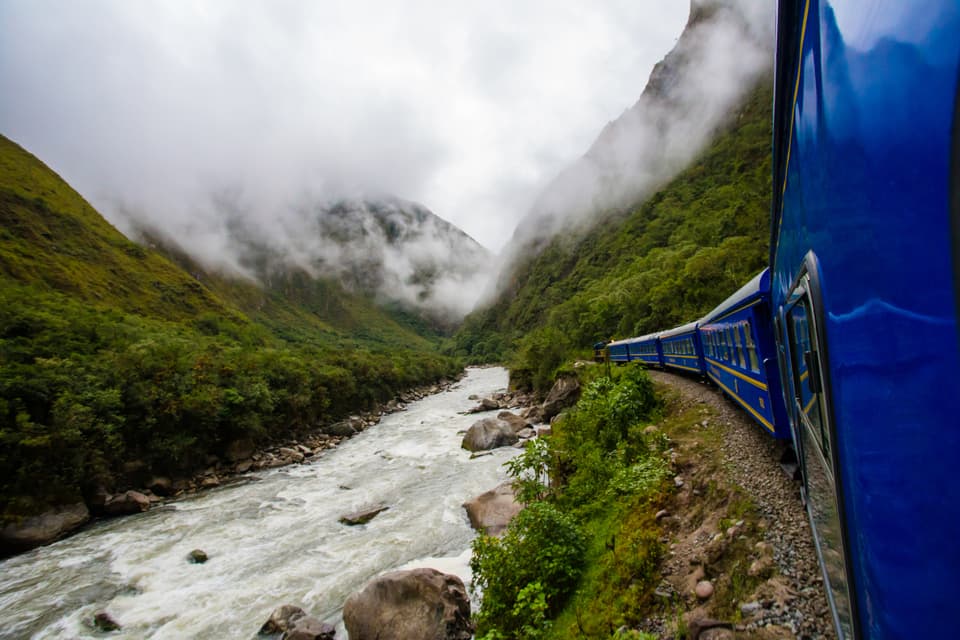 Tren panorámico rumbo a Machu Picchu recorriendo el Valle Sagrado