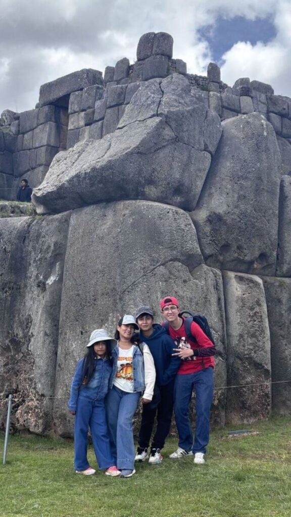 City Tour Cusco en Sacsayhuamán con turistas explorando sitio arqueológico
